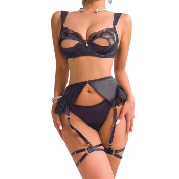 Ensemble lingerie noir ouvert avec dentelle, soutien-gorge à armatures et jarretières sensuelles.